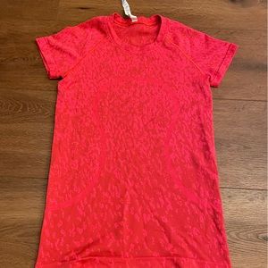 Lululemon swiftly tech size 6. Red pattern